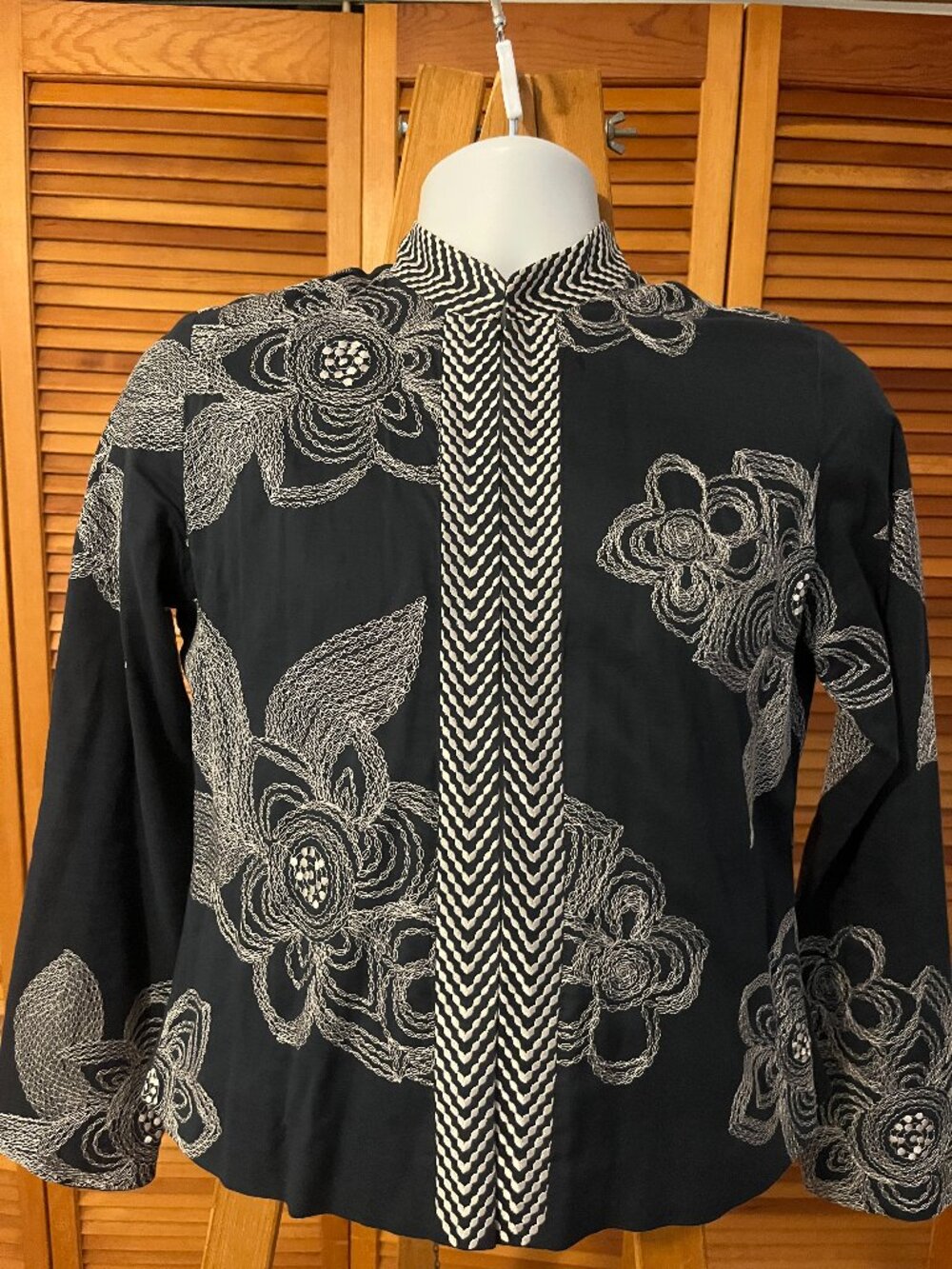 CHICO'S SZ SMALL (4-6) LIGHTWEIGHT LINED EMBROIDERED JACKET W/MANDARIN COLLAR